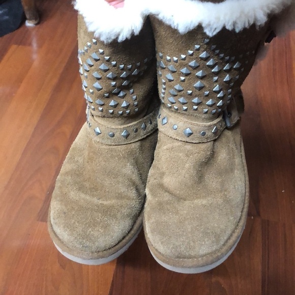UGG Star Studded Short Sheepskin Kids Boots - Picture 3 of 12